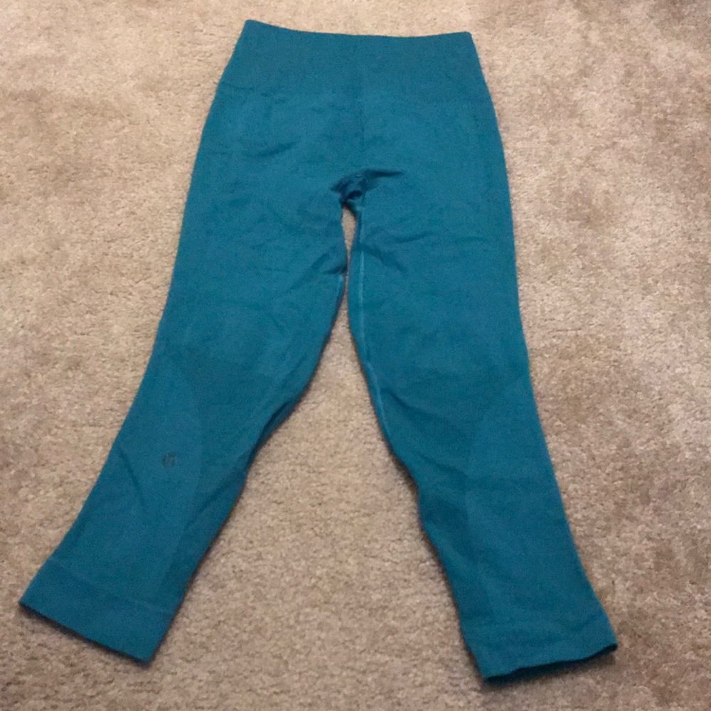 Lululemon Zone In crop - Picture 2 of 5